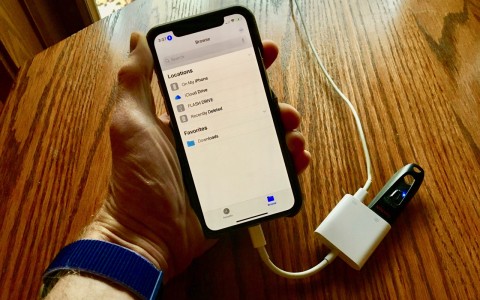 You Can Now Access Flash Drives on an iPhone or iPad—Here’s How