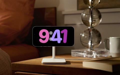 Use StandBy to Make Your iPhone into a Clock, Photo Frame, and More